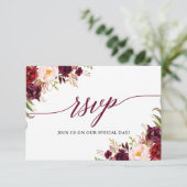 Moderne elegante Calligraphie floral Burgundy Wedd RSVP Karte (Stehend Vorderseite)