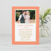 Moderne, elegante Coral Gold Wedding Einladung (Stehend Vorderseite)