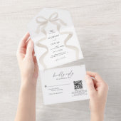 Moderne elegante Elfenbeinbeige-Bow-Monogramm-Hoch All In One Einladung (Abreißtisch)