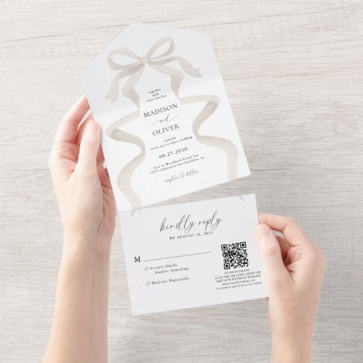 Moderne elegante Elfenbeinbeige-Bow-Monogramm-Hoch All In One Einladung (Abreißtisch)