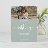 Moderne, elegante Eukalyptus-Hochzeitsskripte-Foto Einladung (Stehend Vorderseite)