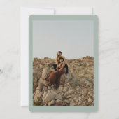 Moderne, elegante Eukalyptus-Hochzeitsskripte-Foto Einladung (Rückseite)