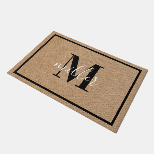 Moderne elegante Familienname Monogram Doormat Fußmatte (Schrägansicht)