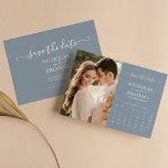 Moderne Elegante Foto Kalender Dusty Blue Wedding Save The Date<br><div class="desc">Moderne elegante Foto Kalender Dusty Blue Wedding speichern das Datum. Einfach personalisieren, indem Sie jede Information ersetzen. Bitte laden Sie ein Portrait/vertikales Foto hoch. Bewegen Sie den Kreis, indem Sie auf den Link Weitere Anpassung. Stellen Sie sicher, dass Sie die Vorschau vor dem Hinzufügen zum Warenkorb Karo haben. (Beispiel Foto...</div>