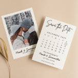 Moderne Elegante Foto Kalender Weiße Hochzeit Einf Save The Date<br><div class="desc">Moderne elegante Foto Kalender White Wedding Einfach Save the Date. Einfach personalisieren, indem Sie jede Information ersetzen. Bitte laden Sie ein vertikales/portrait Foto hoch. Bewegen Sie den Kreis, indem Sie weiter auf Anpassen klicken. Stellen Sie sicher, dass Sie die Vorschau vor dem Hinzufügen zum Warenkorb Karo haben. (Beispiel Foto von...</div>