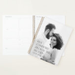 Moderne elegante Foto Liebe komplett Geschenkplane Planer<br><div class="desc">Moderne elegante Typografie Foto Liebe komplett,  weil dies alles endet moderne mädchenhafte Geschenk für ihn. Ideal für Jubiläum,  Geburtstag,  Hochzeit,  Valentinstag,  Mütter oder Väter Tagesgeschenk.</div>