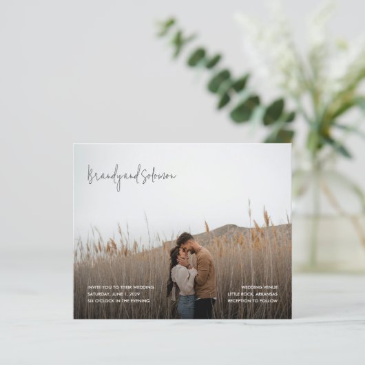 Moderne elegante Fotobudget-Hochzeitseinladung (Stehend Vorderseite)