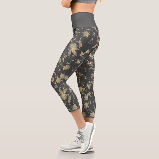 Moderne elegante Gold-Blume auf Dunkelgrau Capri Leggings (Links)