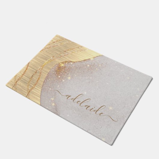 Moderne elegante Gold Monogram Script Name Willkom Fußmatte (Schrägansicht)