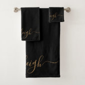 Moderne elegante Gold Script Name Black Badhandtuch Set (Insitu)