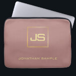 Moderne elegante Goldmonogramm-Schablone Brown Laptopschutzhülle<br><div class="desc">Moderne elegante Goldmonogramm-Schablonen-Brown-Laptop-Hülse.</div>