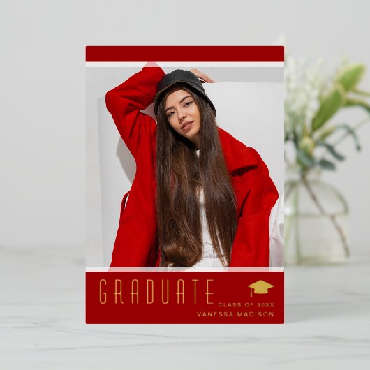 Moderne elegante Graduate Red Foto Foil Card Folieneinladung (Stehend vorne)