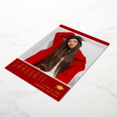 Moderne elegante Graduate Red Foto Foil Card Folieneinladung (Gedreht)