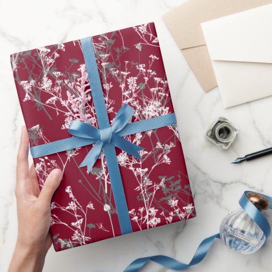 Moderne, elegante graue Wildblumen auf Burgund Rot Geschenkpapier (Schenken)