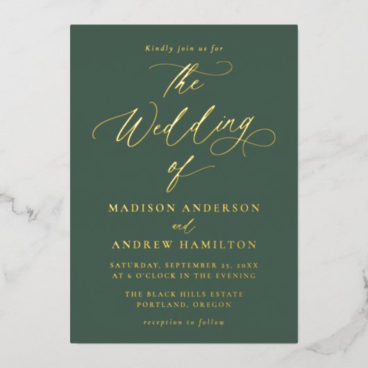 Moderne elegante Grün- und Goldkalligraphie-Hochze Folieneinladung (Vorderseite)