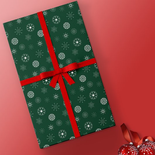Moderne elegante grüne und weiße Schneeflocken Wei Geschenkpapier