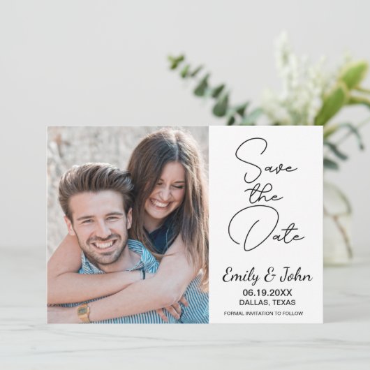 Moderne, elegante Hochzeit mit handgeschriebenem F Save The Date (Stehend Vorderseite)