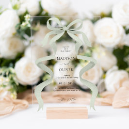 Moderne elegante Hochzeit mit Salbeigrünem Schleif Acryleinladungen