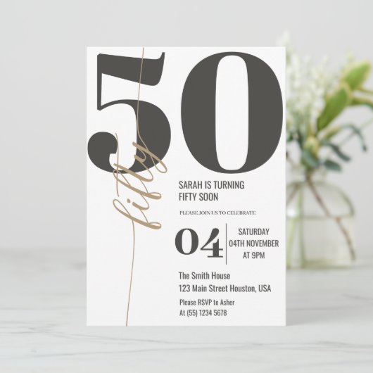 Moderne elegante Kalligraphie 50. Geburtstag Einladung (Stehend Vorderseite)