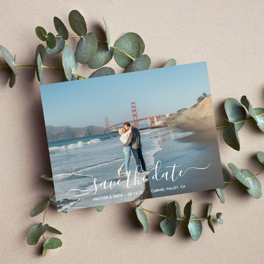 Moderne elegante Kalligraphie Save the Date Hochze Postkarte