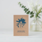 Moderne elegante Kraft Paper Blue Floral Gemustert Visitenkarte (Stehend Vorderseite)