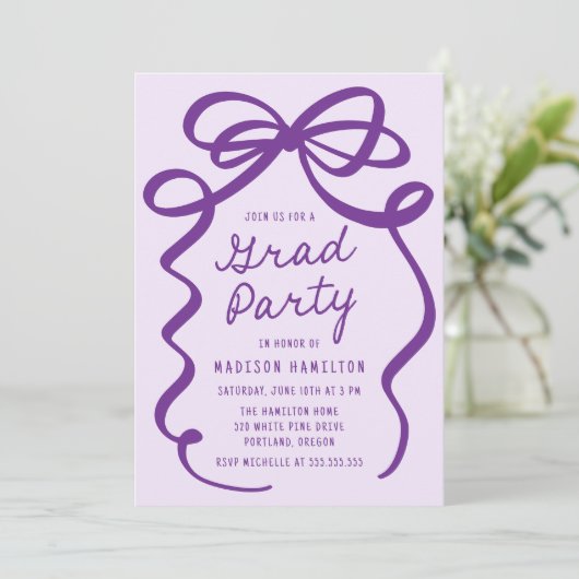 Moderne elegante Lila Bow Foto Graduation Party Einladung (Stehend Vorderseite)