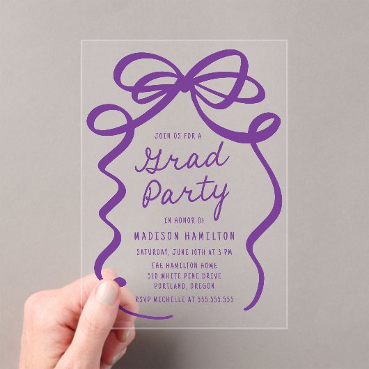 Moderne elegante Lila Bow Graduation Party Acryleinladungen (Insitu (Handheld))