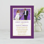 Moderne elegante Lila Goldhochzeit Einladung (Stehend Vorderseite)