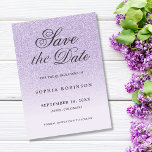 Moderne Elegante lila Save the Date Quinceanera<br><div class="desc">Modernes und elegantes lila lavender violet ombre Glitzer Drehbuch Save the Date Karte quinceanera mit schwarz modernen Kalligraphie. Stilvolles und einzigartiges Design.</div>
