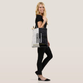 Moderne, elegante Marmormonogramm in Schwarz und W Tasche (Am Model)