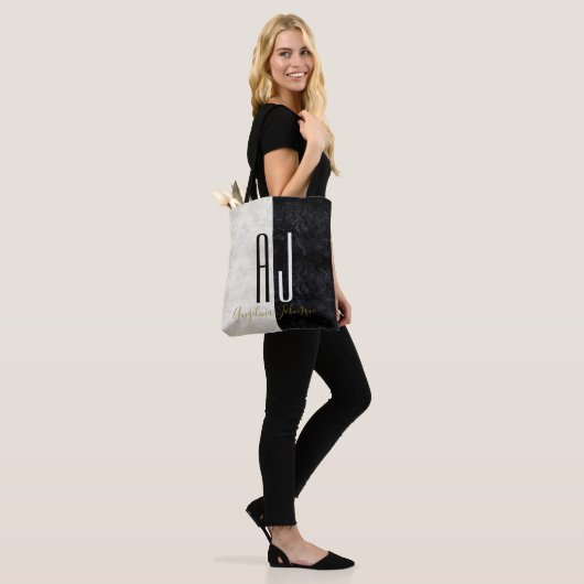 Moderne, elegante Marmormonogramm in Schwarz und W Tasche (Am Model)