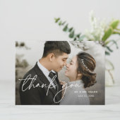 Moderne, elegante Minimal-Skript Zwei-Foto-Hochzei Dankeskarte (Stehend Vorderseite)