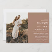 Moderne elegante Minimalistische Mocha Mousse Wedd Einladung (Vorderseite)