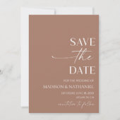 Moderne elegante Minimalistische Mocha Mousse Wedd Save The Date (Vorderseite)