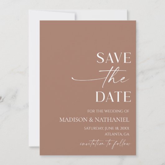 Moderne elegante Minimalistische Mocha Mousse Wedd Save The Date (Vorderseite)
