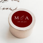 Moderne elegante Mongram-Hochzeit Runder Aufkleber<br><div class="desc">Elegante Monogramm Hochzeitsaufkleber mit Ihren Initialen,  die in weißer Schrift auf bordeauxrotem Hintergrund (oder Farbe Ihrer Wahl) angezeigt werden. Personalisieren Sie die modernen Hochzeitsaufkleber mit Ihrem Hochzeitsdatum unten. Die bordeauxfarbenen Aufkleber eignen sich hervorragend zum Versiegeln von Einladungen,  Gastgeschenke Hochzeiten und vielem mehr!</div>