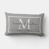 Moderne elegante Monogram Chic Gray Wedding Keepak Lendenkissen (Rückseite)