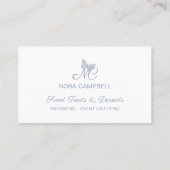 Moderne elegante Monogram Dusty Blue Butterfly Visitenkarte (Rückseite)