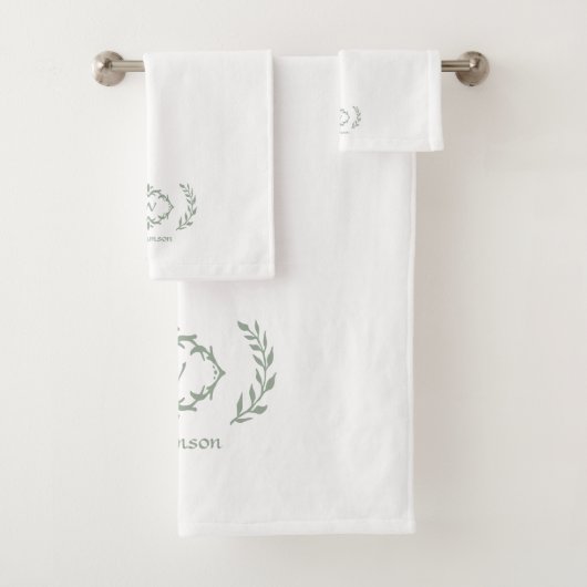 Moderne elegante Monogram, erste weiße Sage Green Badhandtuch Set (Insitu)