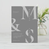 Moderne, elegante Monogram Gray Wedding Einladung (Stehend Vorderseite)