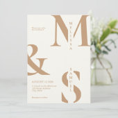 Moderne elegante Monogram Ivory Tan Wedding Einladung (Stehend Vorderseite)