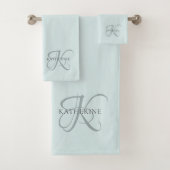 Moderne elegante Monogram Script Aqua Blue Badhandtuch Set (Insitu)