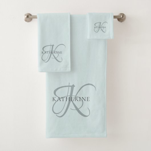 Moderne elegante Monogram Script Aqua Blue Badhandtuch Set (Insitu)