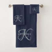 Moderne elegante Monogram Script Navy Blue Badhandtuch Set (Insitu)