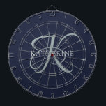 Moderne elegante Monogram Script Navy Blue Dartscheibe<br><div class="desc">Das elegante Design bietet Ihnen einen Einstieg in ein wunderschönes Kalligraphieskript mit Schnörkeln, die Ihren Familiennamen umhüllen. Es ist ein großartiges Geschenk für Großmutter, Geburtstag, Muttertag oder jeden anderen Familienurlaub.</div>