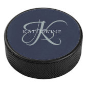 Moderne elegante Monogram Script Navy Blue Eishockey Puck (3/4)