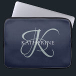 Moderne elegante Monogram Script Navy Blue Laptopschutzhülle<br><div class="desc">Das elegante Design bietet Ihnen einen Einstieg in ein wunderschönes Kalligraphieskript mit Schnörkeln,  die Ihren Familiennamen umhüllen. Es ist ein großartiges Geschenk für Großmutter,  Geburtstag,  Muttertag oder jeden anderen Familienurlaub.</div>