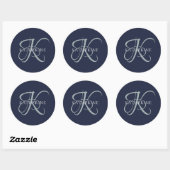 Moderne elegante Monogram Script Navy Blue Runder Aufkleber (Blatt)