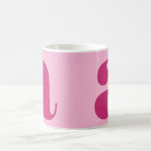 Moderne elegante Monogramm-Initiale fett Rosa Kaffeetasse (Mittel)