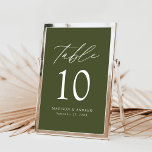 Moderne elegante Olive Green Wedding Tischnummer<br><div class="desc">Trendy, minimalistische Hochzeitskarten mit weißer Schrift mit "Table" in moderner Kalligraphie-Schrift. Das Design ist mit einem olivengrünen Hintergrund oder einer Farbe Ihrer Wahl versehen. Das Design wiederholt sich auf der Rückseite. Um die Tischkarten zu bestellen: Fügen Sie Ihren Namen, Ihr Hochzeitstag und Ihre Tischnummer hinzu. Fügen Sie jede Nummer einzeln...</div>